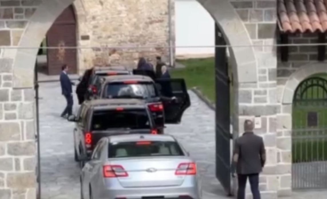 Gabriel Escobar viziton Manastirin e Deçanit