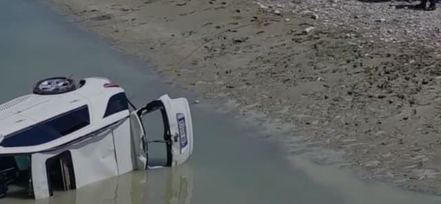 Shoferi në Shijak humb kontrollin e makinës, përfundon në lumë