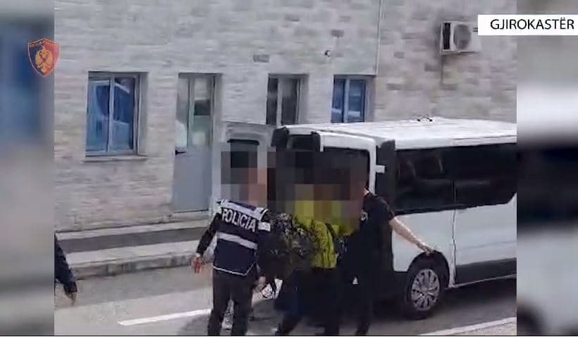 Transportonin emigrantë të paligjshëm kundrejt fitimit, arrestohen dy të rinj në Gjirokastër