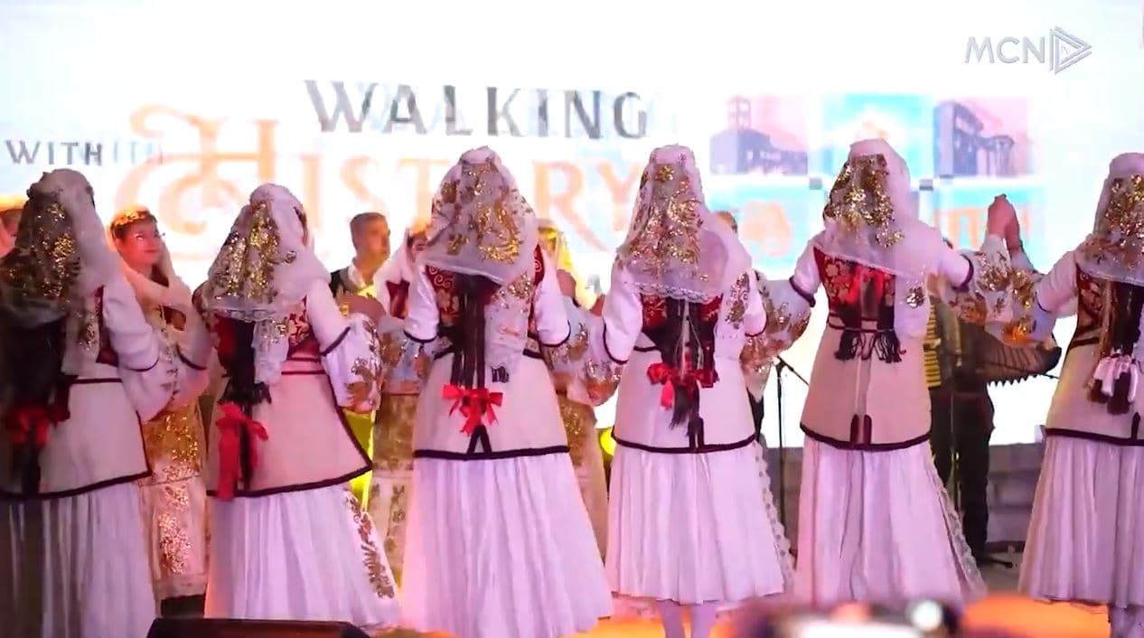 Të ecësh me historinë/ Sezoni turistik shton aktivitetet kulturore në Gjirokastër (VIDEO)