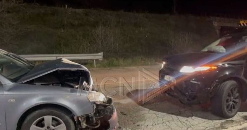 Dy makina përplasen në aksin Elbasan-Librazhd, plagoset një person