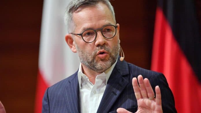 Roth: Krejtësisht e pakuptueshme që SHBA vendos ekstra kushte për anëtarësimin e Kosovës në KiE. Kjo qasje duhet të përfundojë!