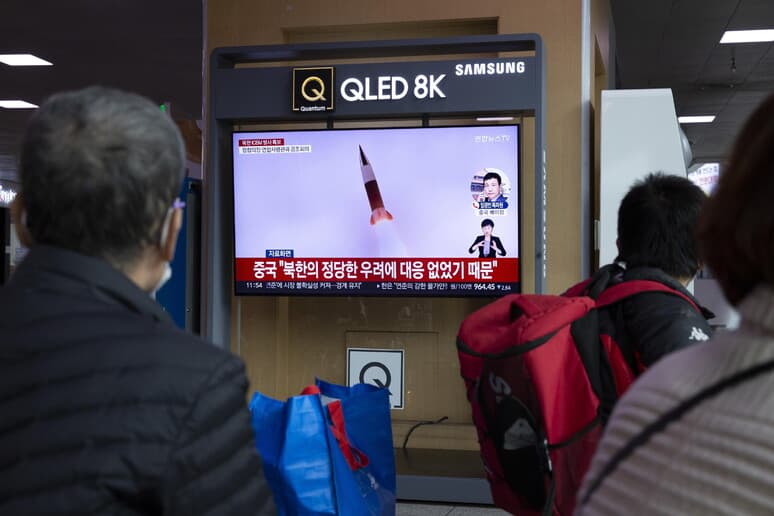 Koreja e Veriut lëshon tre raketa balistike