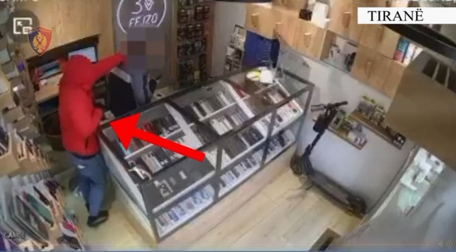 Zbardhet grabitja me armë e dyqanit të celularëve dhe argjendarisë në Tiranë, arrestohet një person 