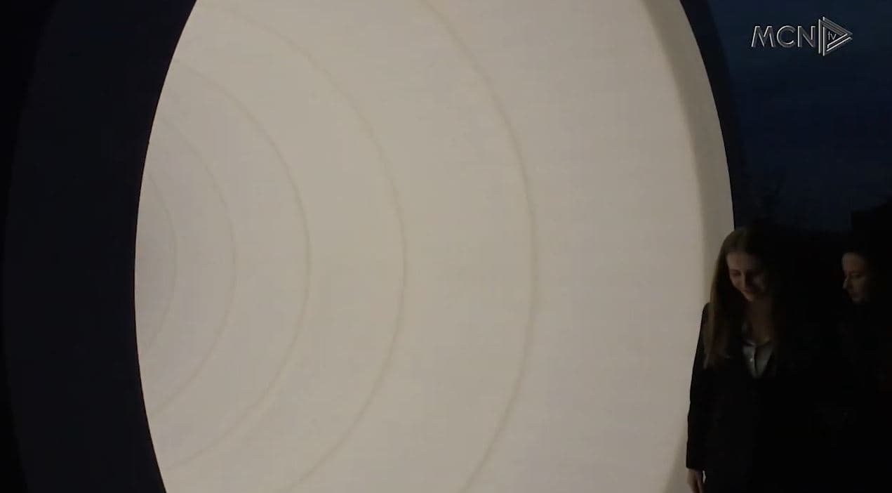 Një skulpturë drite në hyrjen e QSUT-së/ Instalacioni i artistes polake Karolina Halatek në Tiranë (VIDEO)