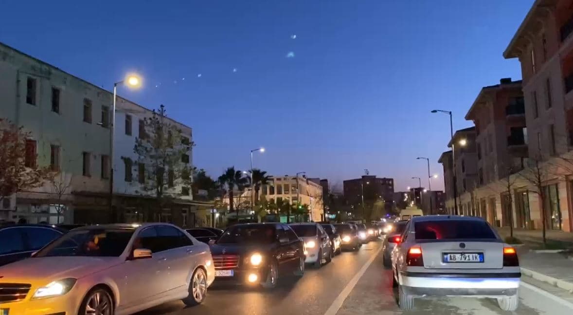 Pelegrinazhi në kishën e Shna Ndout/ Krijohet trafik i rënduar dhe kaos në rrugët e Laçit