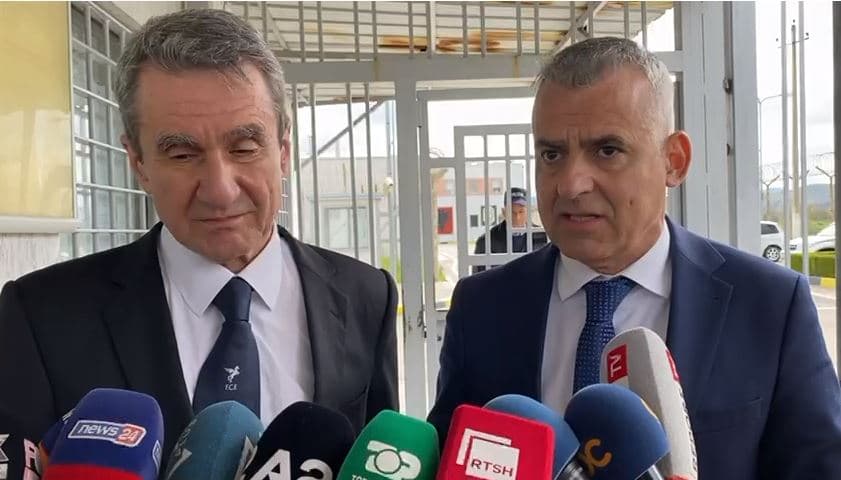 Kreu i PD-së në Greqi viziton Fredi Belerin në burgun e Fierit, shoqërohet nga Vangjel Dule