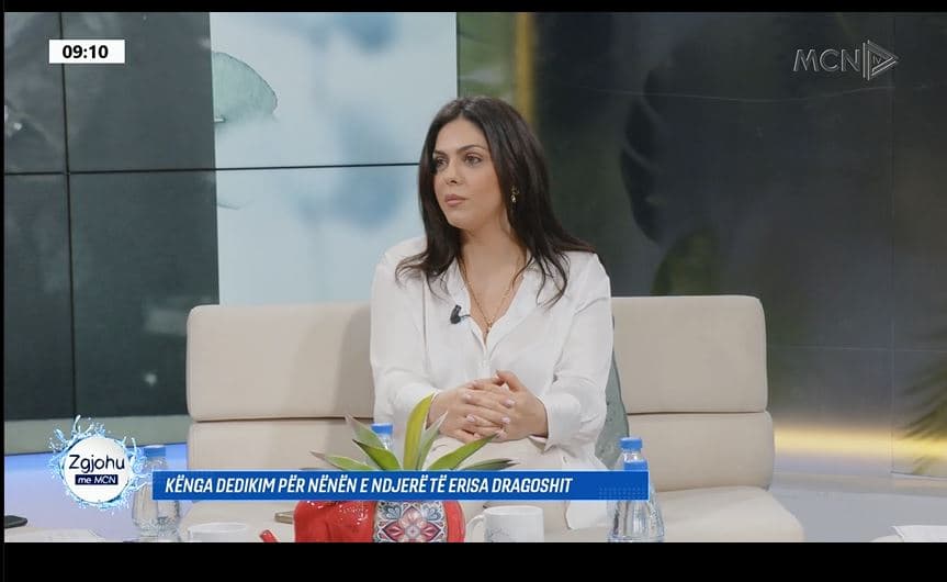 Këngëtarja Erisa Dragoshi risjell për publikun këngën “Më ka marrë malli për nënën time”