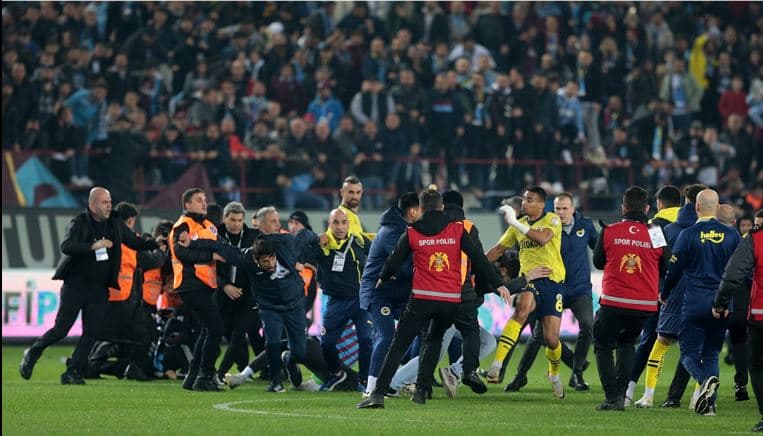 Dhuna në derbi, Fenerbahce mendon tërheqjen nga kampionati