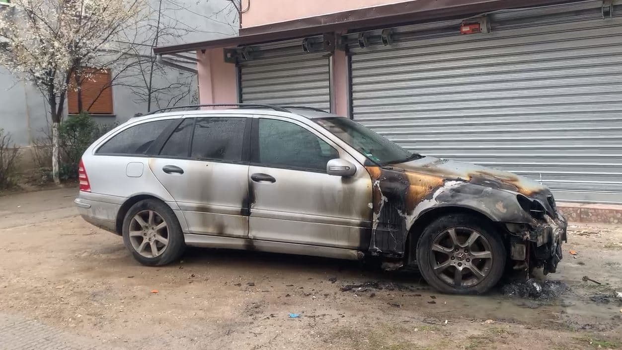 Dogjën qëllimisht 2 automjete, shoqërohen 4 autorët e dyshuar në Korçë