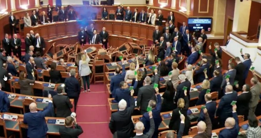 Pas 5 muajsh kaos sot Kuvendi i kthehet normalitet, pritet të votohet ngritja e dy komisioneve hetimore