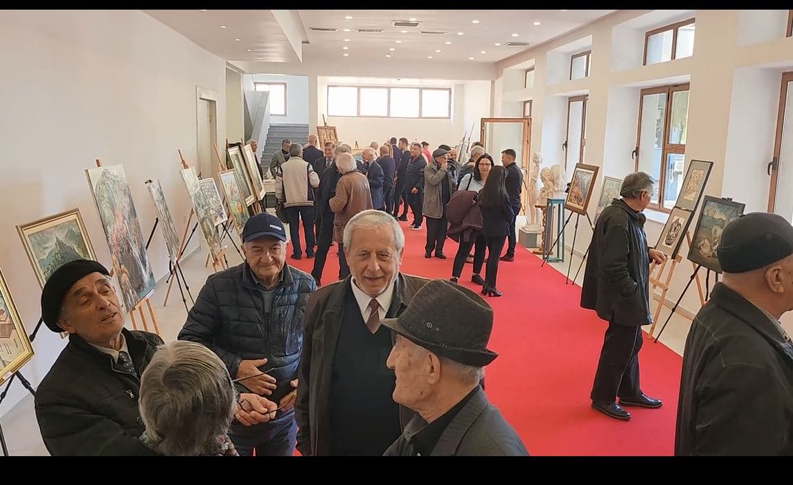   27 artistë shqiptar e minoritar çelin ekspozitë me piktura dhe skulptura në Gjirokastër  
