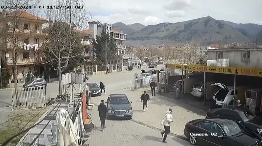 Katër persona në Korçë, ndjekin dhe rrahin me shkop bejsbolli të riun (VIDEO)