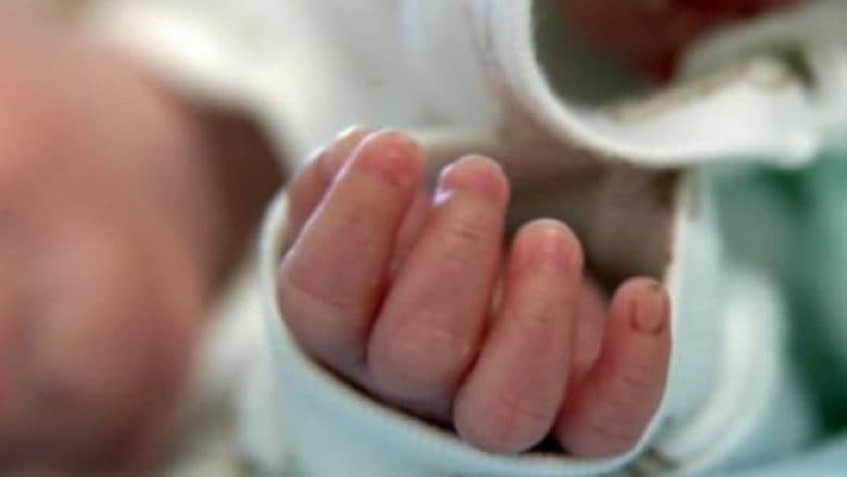 Shtrohet në maternitetin e Tiranës për të lindur, foshnja i ndërron jetë