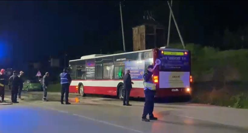 Fier, autobusi me pasagjerë përfshihet nga flakët