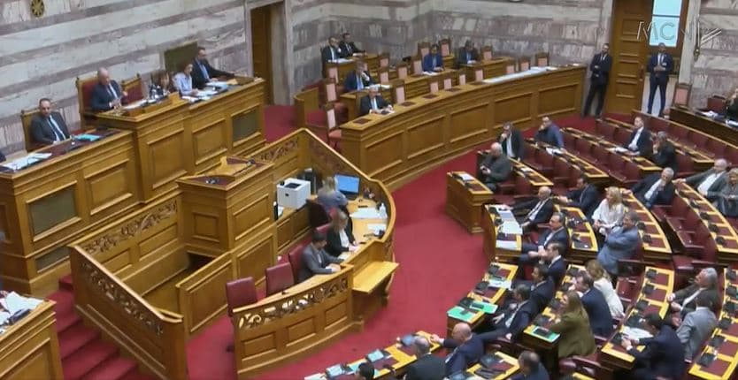 Mocion mosbesimi ndaj Micotakis/ “To Vima”: Bisedat për aksidentin e trenave janë montuar