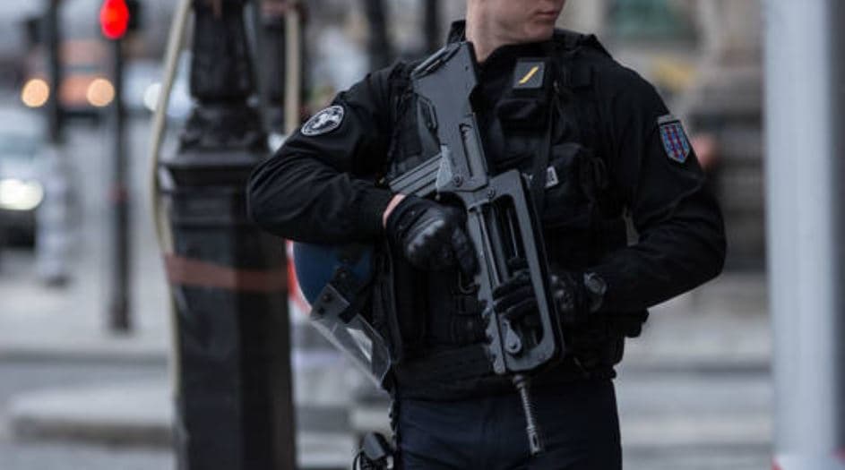 Franca rrit nivelin e alarmit kundër terrorizmit pas sulmit në Moskë 