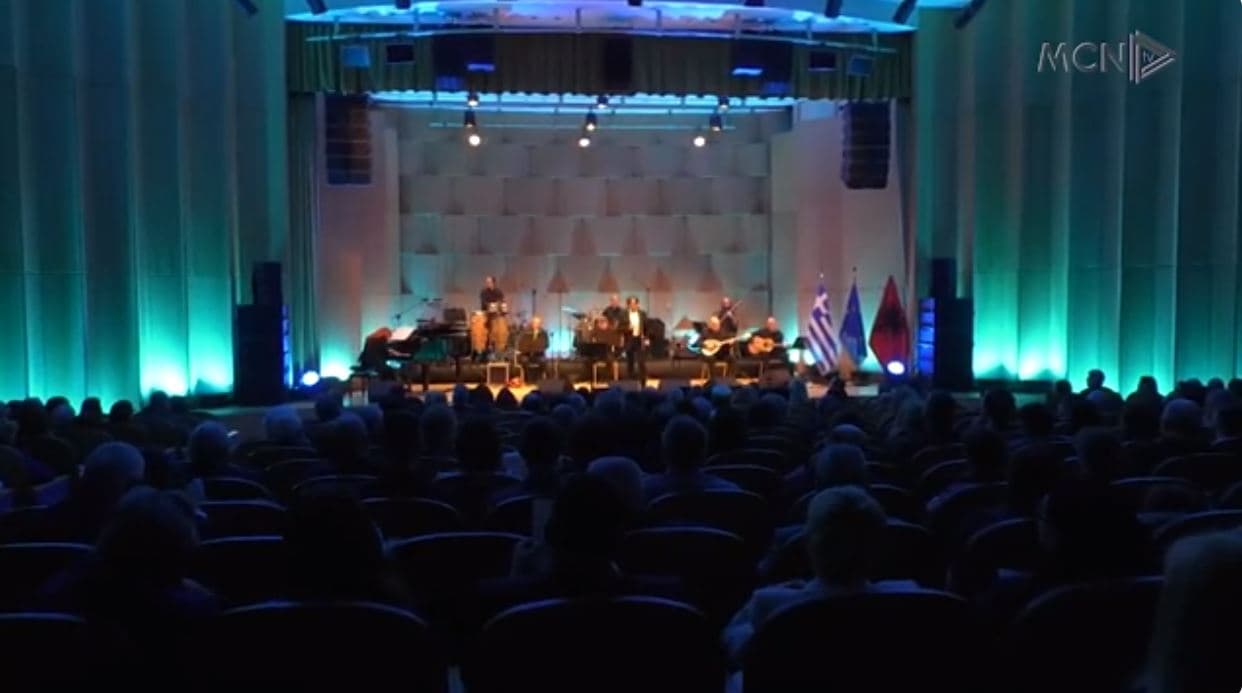 Mikis Theodorakis, koncert në Tiranë. Orkestra popullore sjell muzikën greke në Katedralen Ortodokse