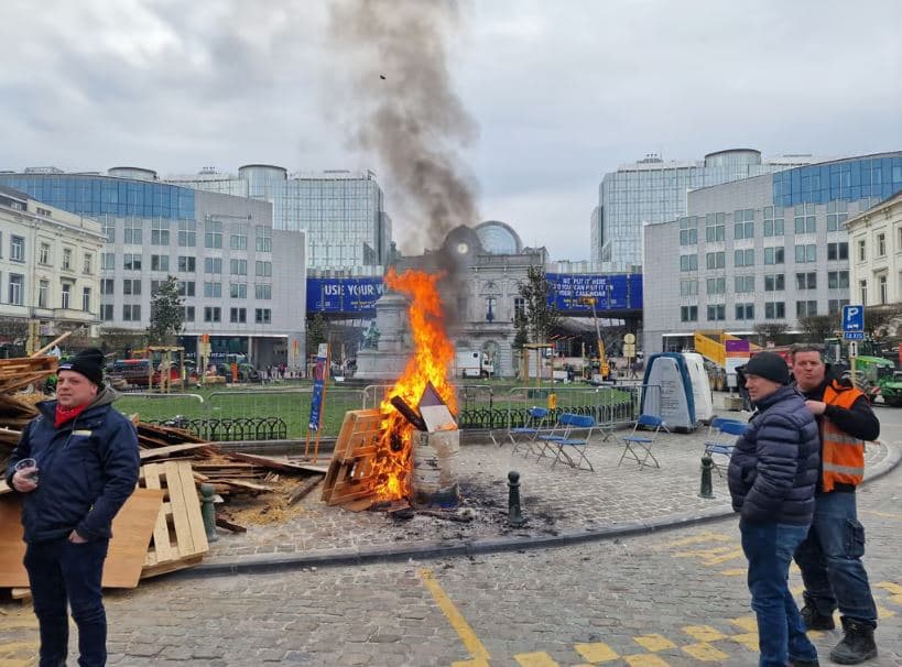 Fermerët në demonstratë para godinës së Parlamentit Europian
