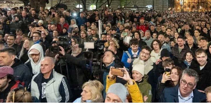 Mijëra qytetarë protestojnë kundër kryeministrit Orban