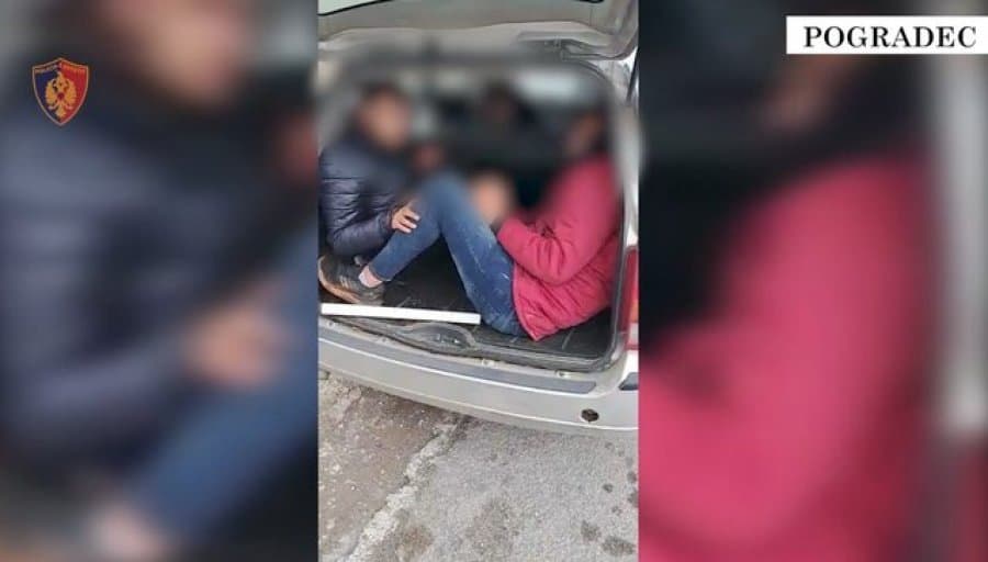 Përplasi makinën me të cilën po transportonte emigrantët e paligjshëm në Pogradec, arrestohet italiani