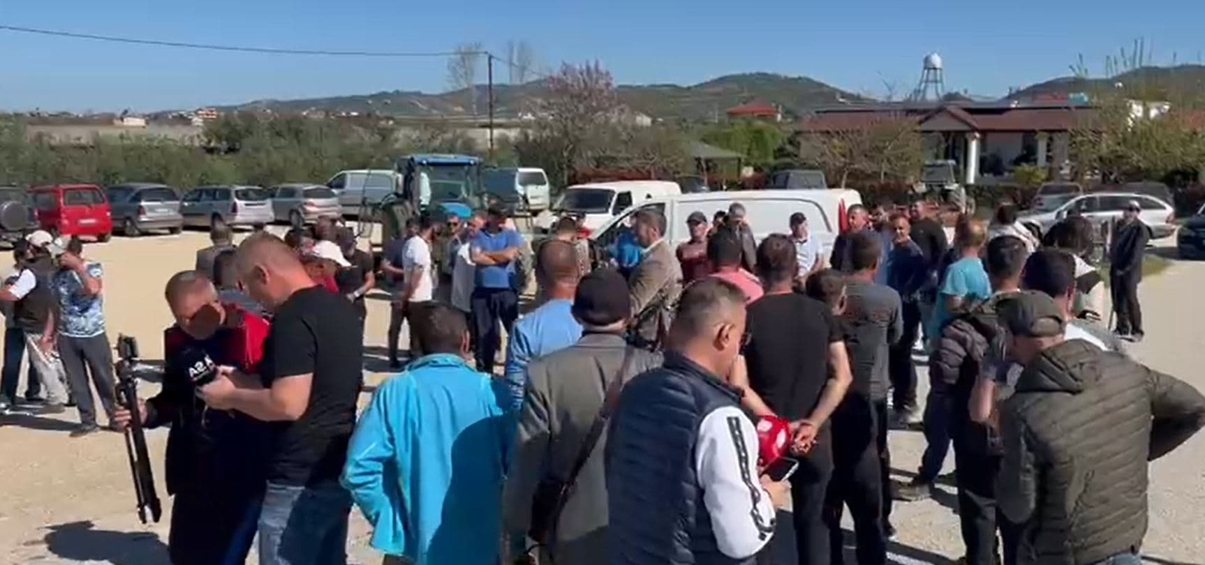 Fermerët e Fierit ngrihen në protestë: Çmimi i luleshtrydhes, shumë i ulët. Po na shkon dëm investimi