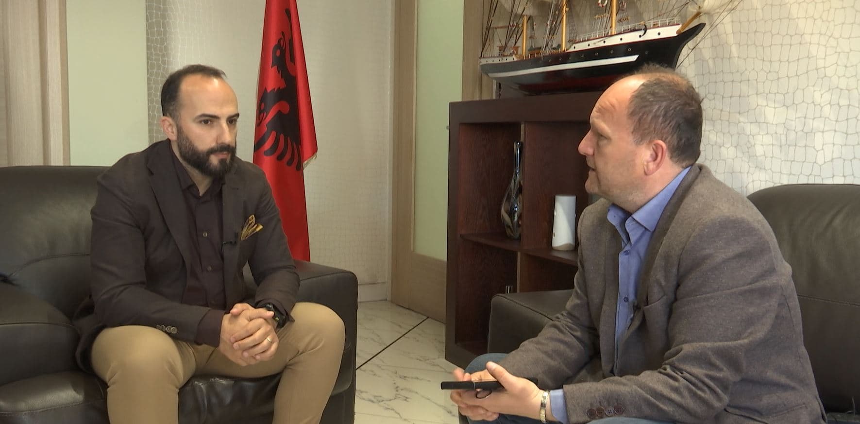 Braho: 5 512 m/2 në Himarë u regjistruan pa u verifikuar, rasti tipik i një AMTP-je të falsifikuar. Problem, shfuqizimi i komisioneve për titujt e pronësisë