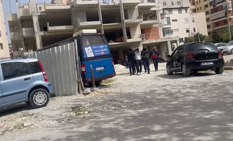 I iku me vrap policisë pas një konflikti në lokal, FNSH kap të riun brenda pallatit të braktisur