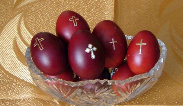 Krishti u ngjall! Besimtarët katolikë festojnë Pashkën