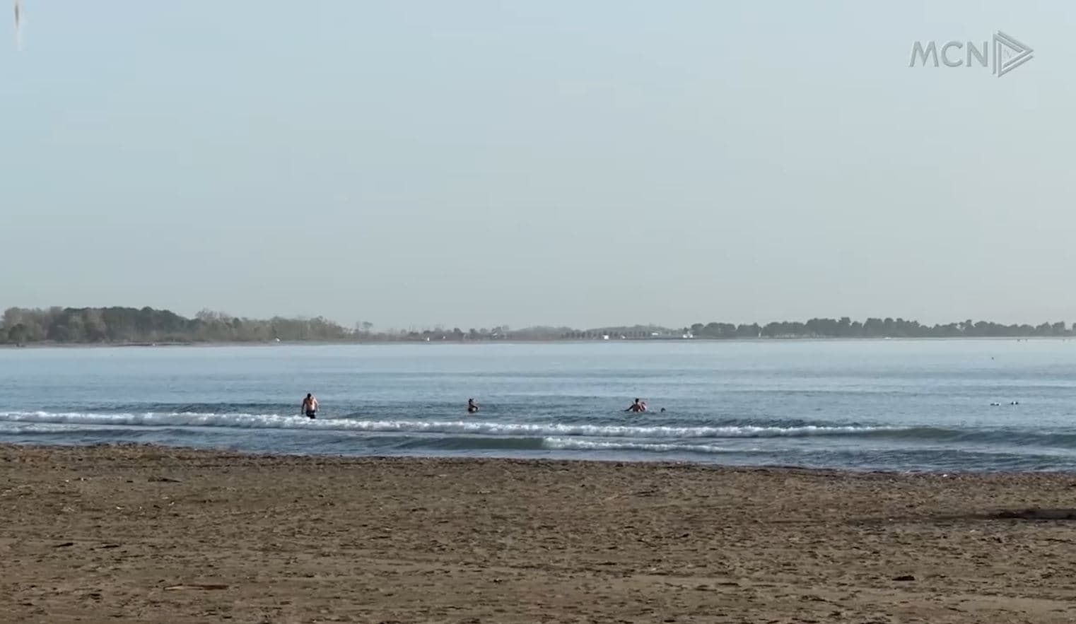 Pushuesit çelin sezonin/ Fundjava me diell, Shëngjini e Vlora plot me vizitorë (VIDEO)