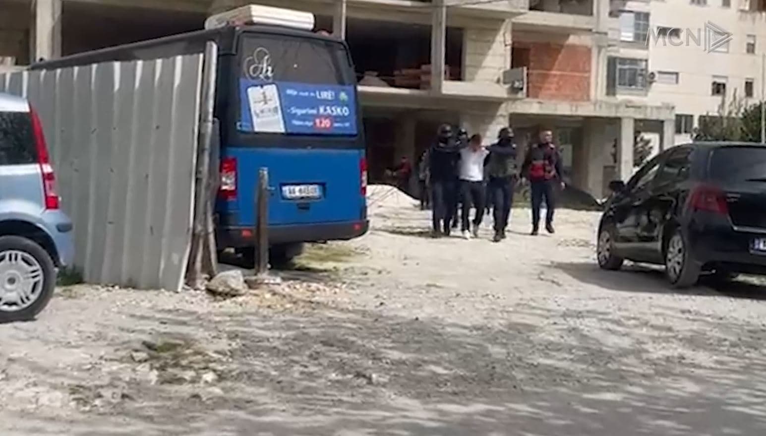 Transport armësh, arrestohen dy persona/ FNSH vihet në ndjekje të riut, pas sherrit në lokal (VIDEO)