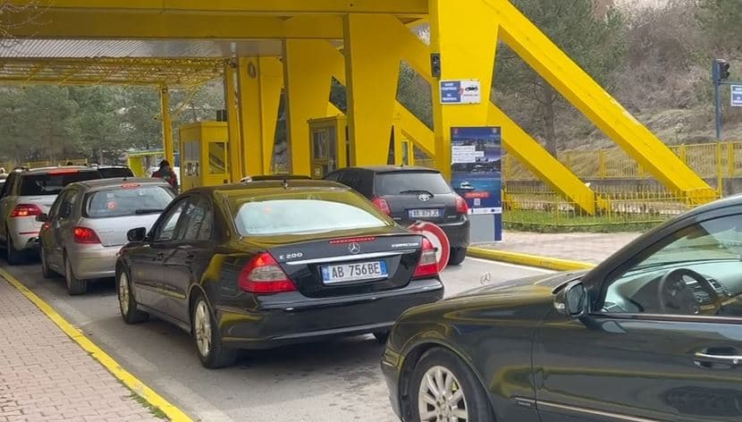 Bllokohet për dy ditë dogana e Kapshticës/ Shkak, protesta e sindikatave greke (VIDEO)