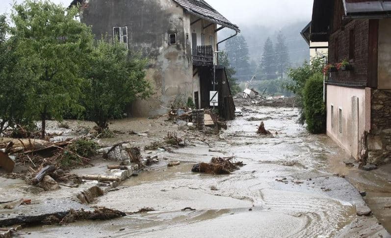 Moti i keq përfshin Zvicrën, rrëshqitje dheu dhe përmbytje