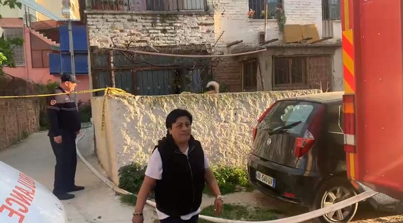 Përfshihet nga flakët një banesë në Vlorë, humb jetën një person