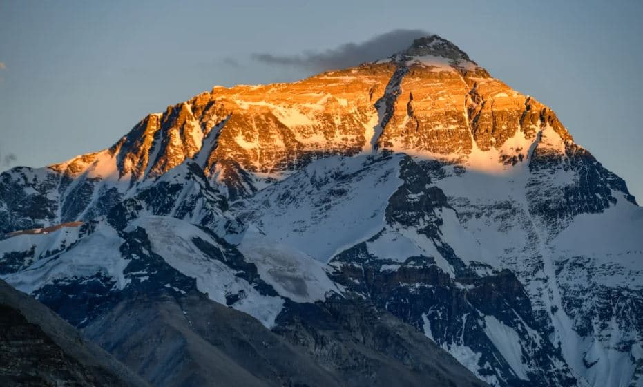 Për herë të parë që nga pandemia, Kina lejon të huajt në malin Everest