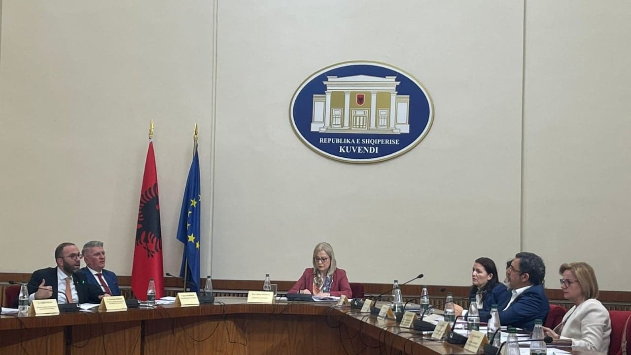 KSHM: Kuvendi të mos miratojë Komisionin Parlamentar të Dezinformimit. Rrezik për abuzime ndaj medias