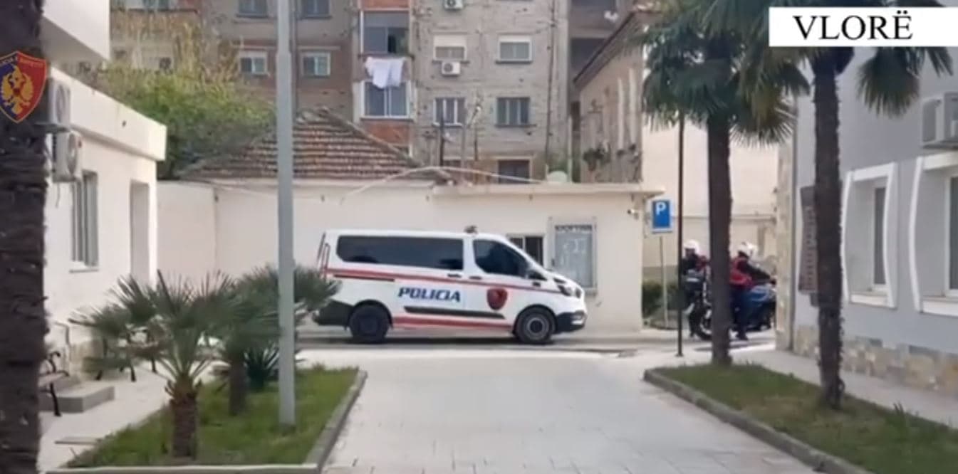 Ndalojnë mjetin dhe i rrëmbejnë paratë drejtuesit, dy të arrestuar në Vlorë