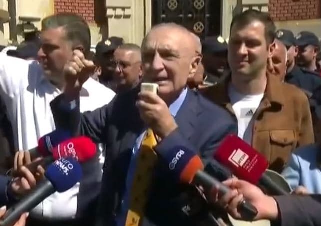 Meta, i pranishëm në protestën para bashkisë: Këshilltarët opozitarë të jenë të bashkuar, të distancohen nga ofertat e Veliajt