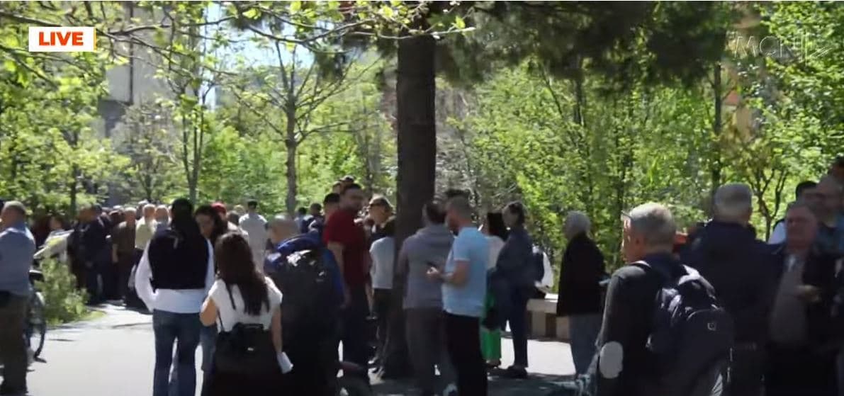 Protesta e opozitës para bashkisë së Tiranës/ Kello: Pritet që të vijojë edhe në ditët e ardhshme (VIDEO)
