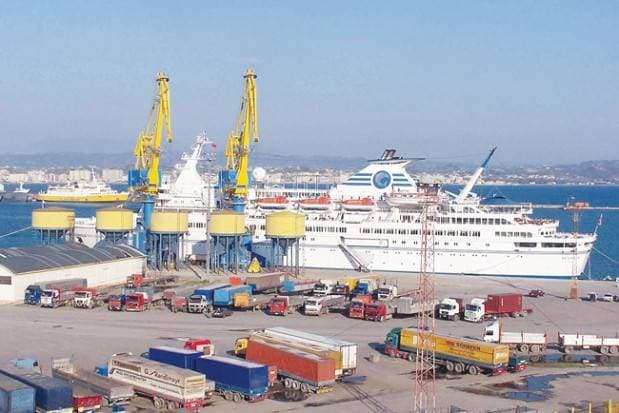 Shmangu kontrollin e mjetit ku ndodheshin dy armë, arrestohet efektivi në portin e Durrësit 