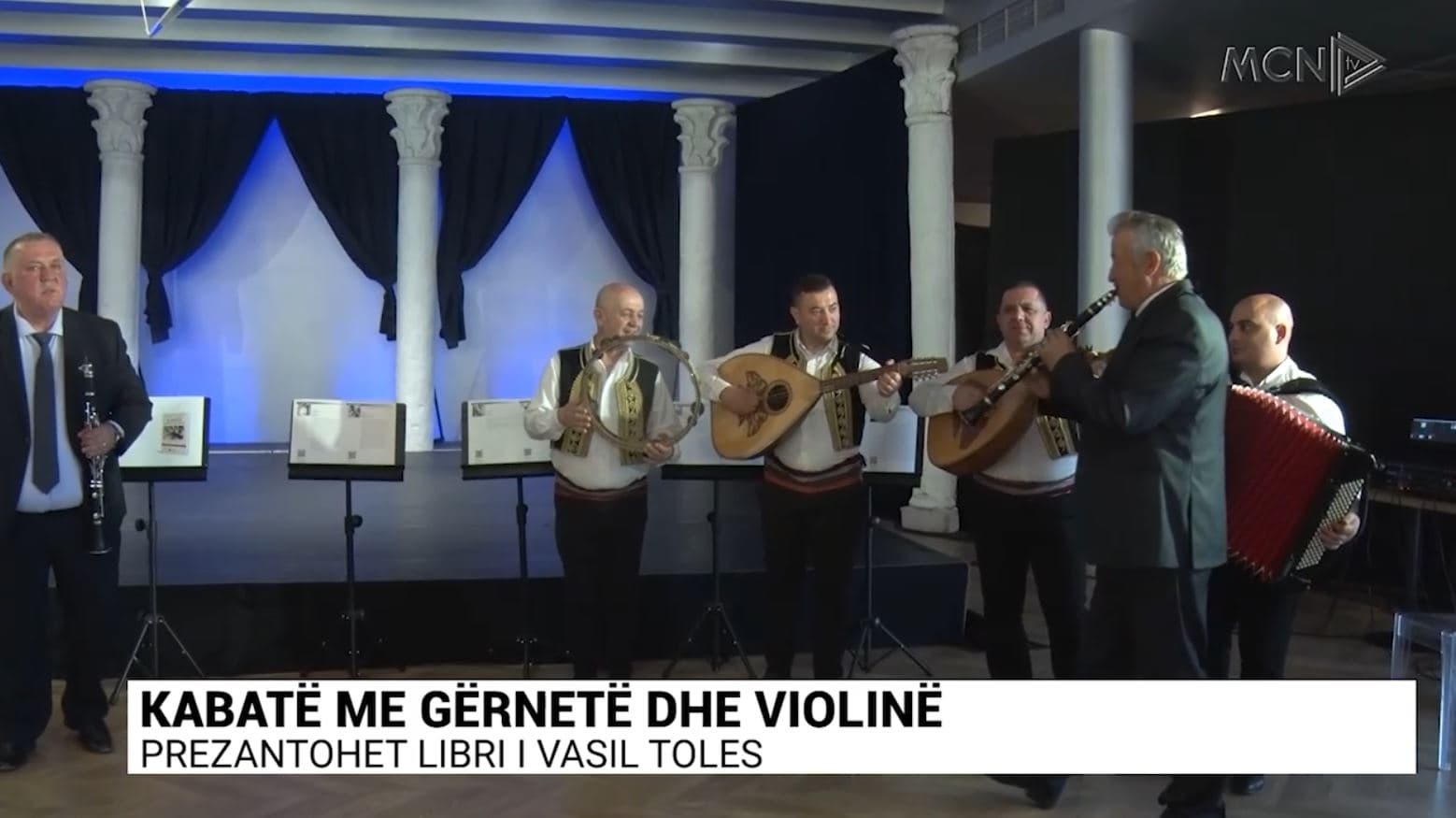 Kabatë me gërnetë dhe violinë, prezantohet libri i Vasil Toles (VIDEO)