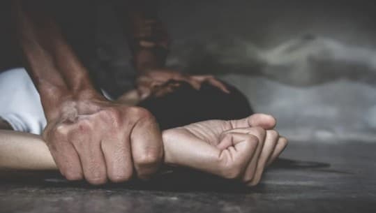Dhunon motrën dhe tenton të kryejë marrëdhënie seksuale me të, arrestohet i riu në Shkodër