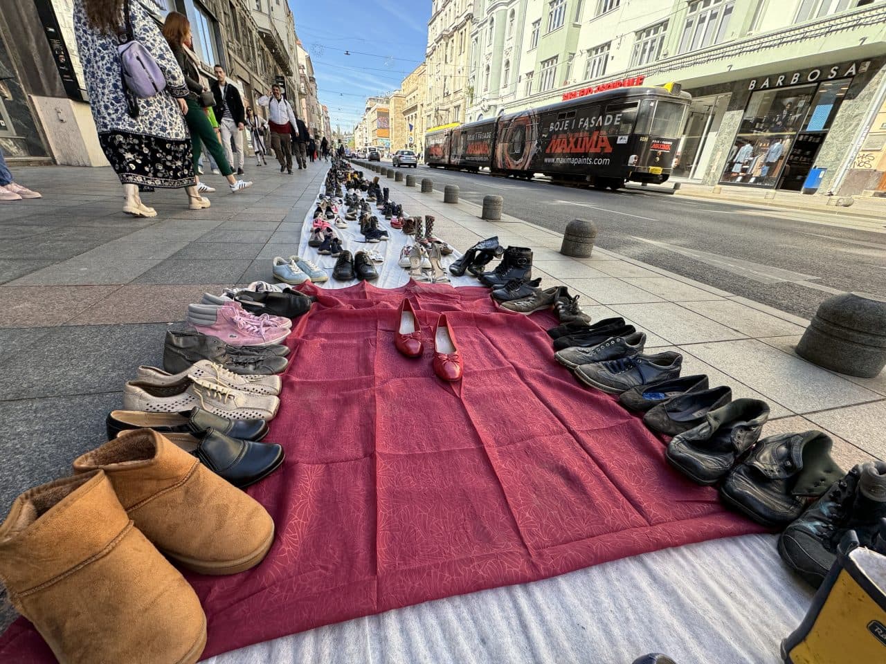 32-vjetori i rrethimit të Sarajevës, mbi 11 mijë palë këpucë për çdo viktimë të gjenocidit
