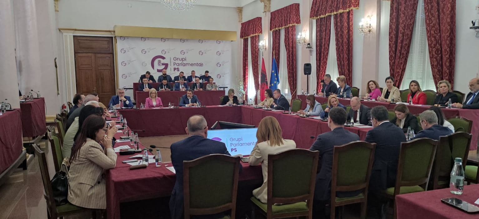 Çuçi mbledh grupin e PS, kërkon prezencën e deputetëve në seancën parlamentare