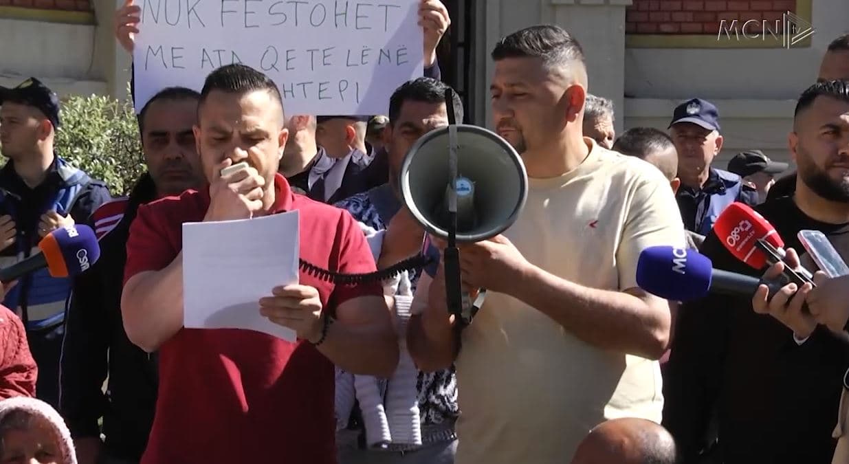 40 familje rome, në protestë për banesat: Të përfshihemi në programin e rindërtimit, të marrim bonus qiraje (VIDEO)
