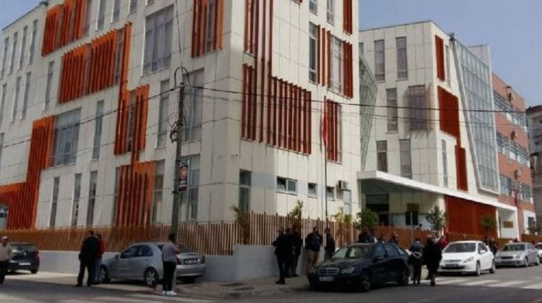 Vranë me thikë bashkëmoshatarin e tyre në Gramsh, shtyhet seanca gjyqësore për 4 të miturit