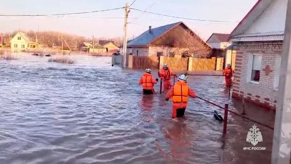 Rusi, përmbyten më shumë se 10 mijë ndërtesa banimi 