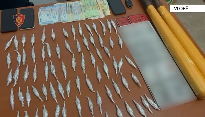  I sekuestrohen dozat e kanabisit në lokalin e tyre/ Arrestohen nënë e bir në Vlorë