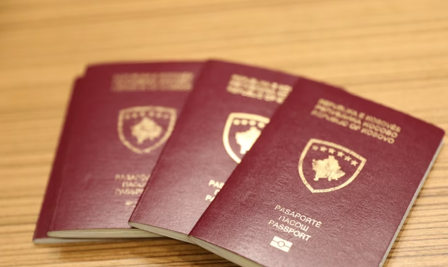 Komisioni i PE-së i hap rrugë liberalizimit për qytetarët e Kosovës me pasaporta të Serbisë