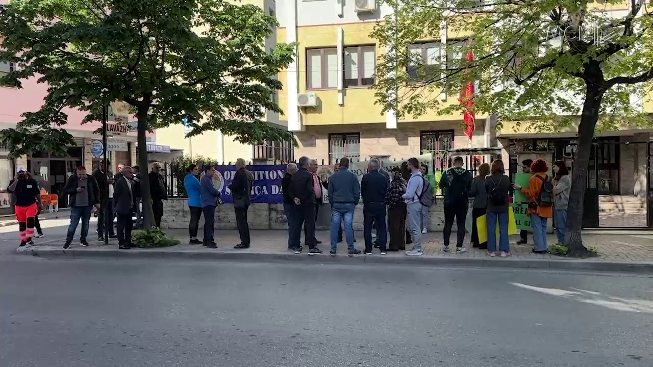 “Drejtësi për firmat e falsifikuara” / Lezhë, protestojnë banorët e prekur nga HEC-et (VIDEO)